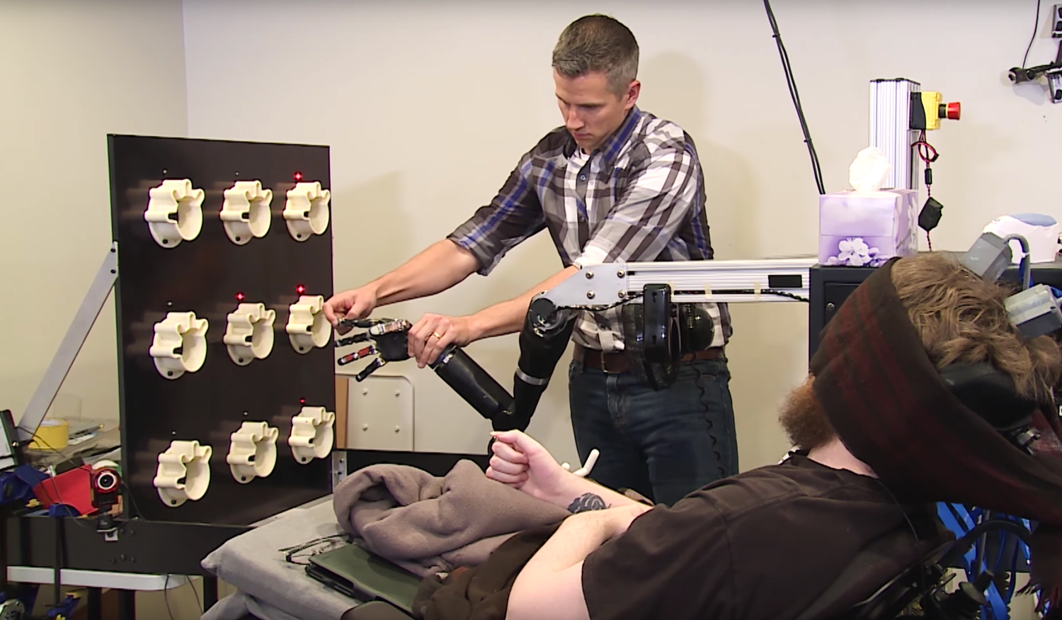 Un parapléjico vuelve a sentir mediante un brazo robótico conectado a su cerebro