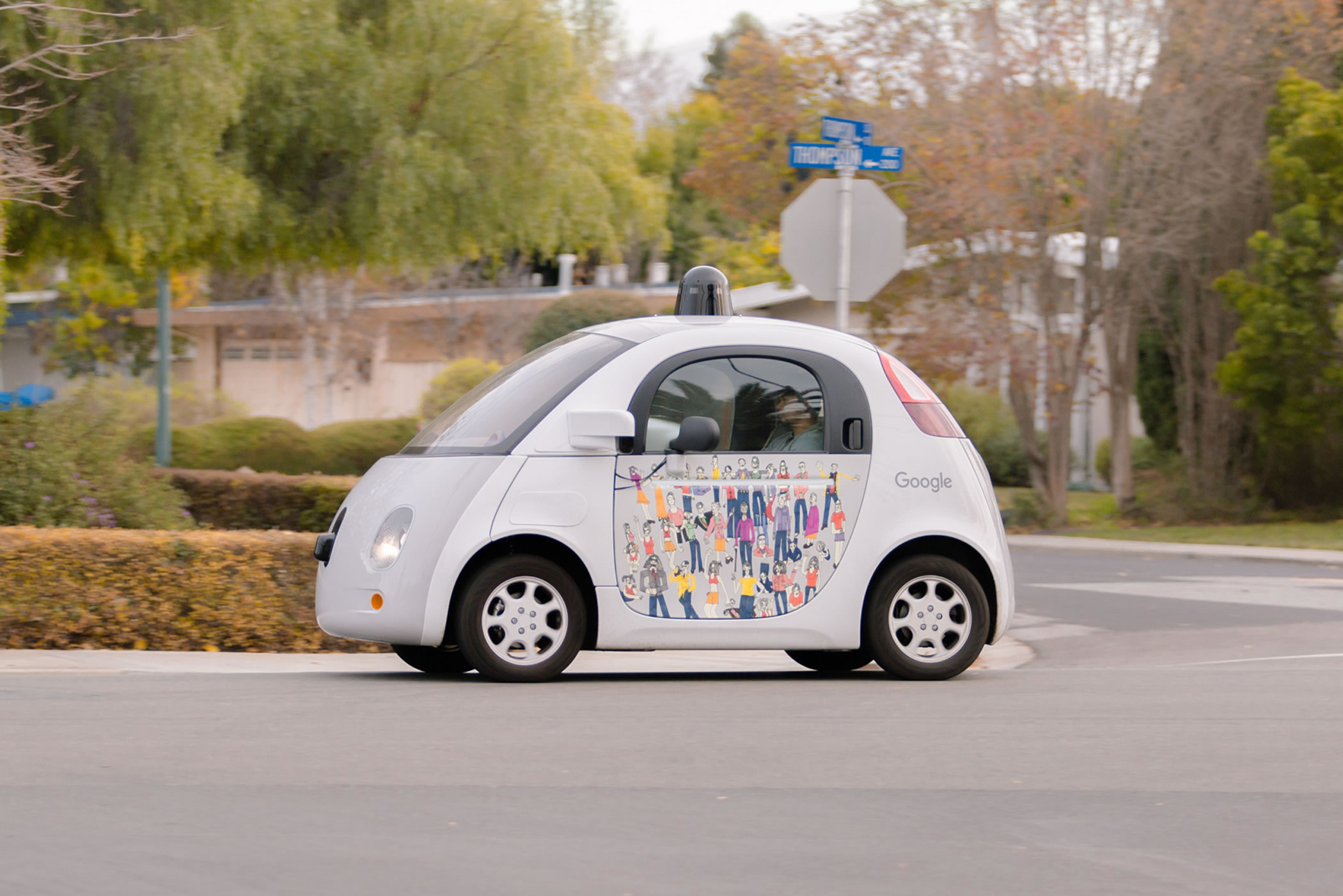Los coches de Google cada vez son más humanos y ya saben tocar el claxon