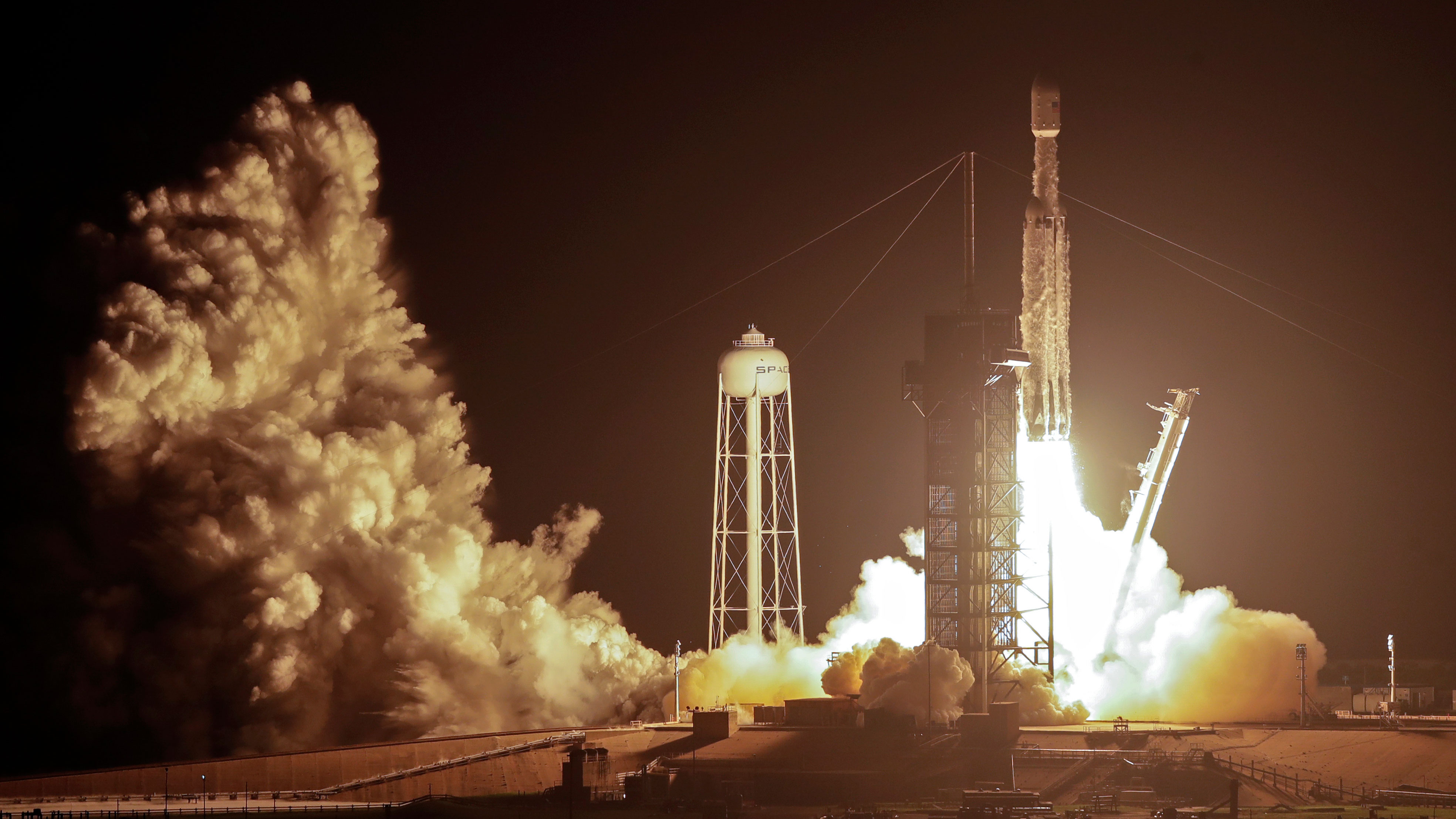 SpaceX lanza con éxito una vela solar y los restos de 152 personas