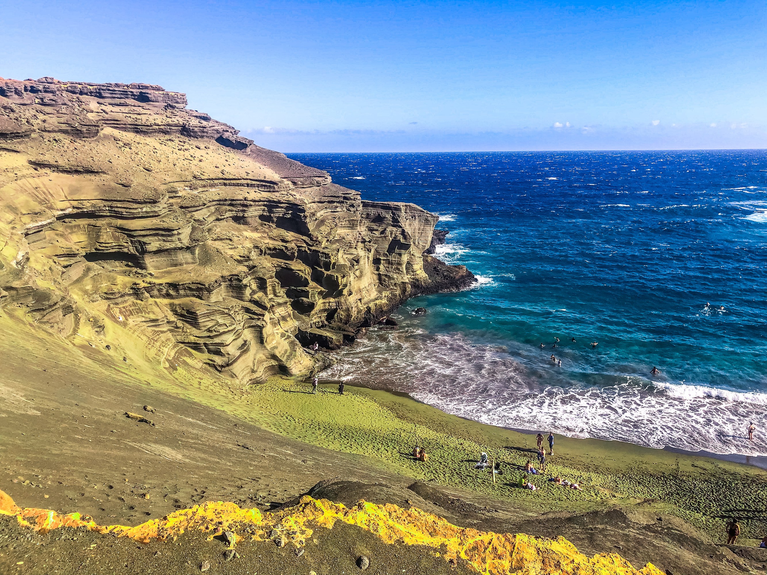 Capturar billones de toneladas de CO2 poniendo arena verde en la playa
