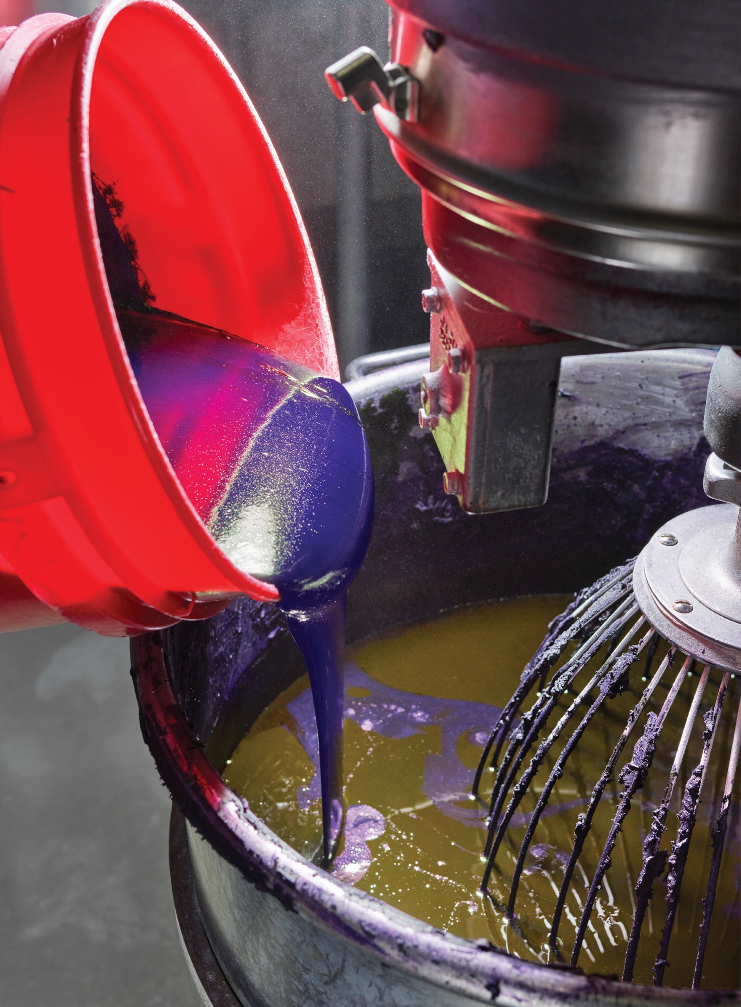 En el interior de la fábrica que da color a los alimentos