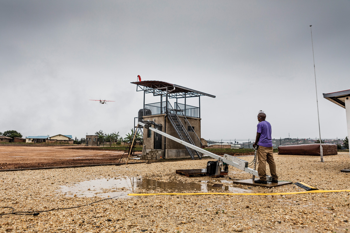 Los drones que reparten salud, vida y esperanza desde los cielos de Ruanda
