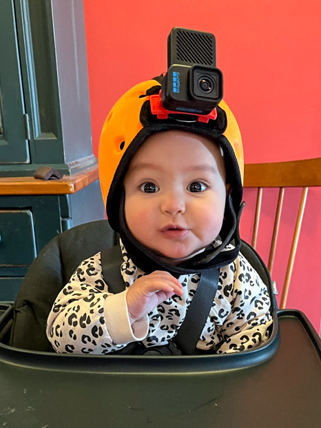Este bebé con un casco tiene la clave para entrenar la IA