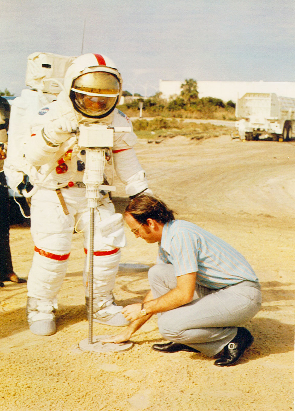Historia de la icónica foto de la huella lunar y el hombre que la hizo posible