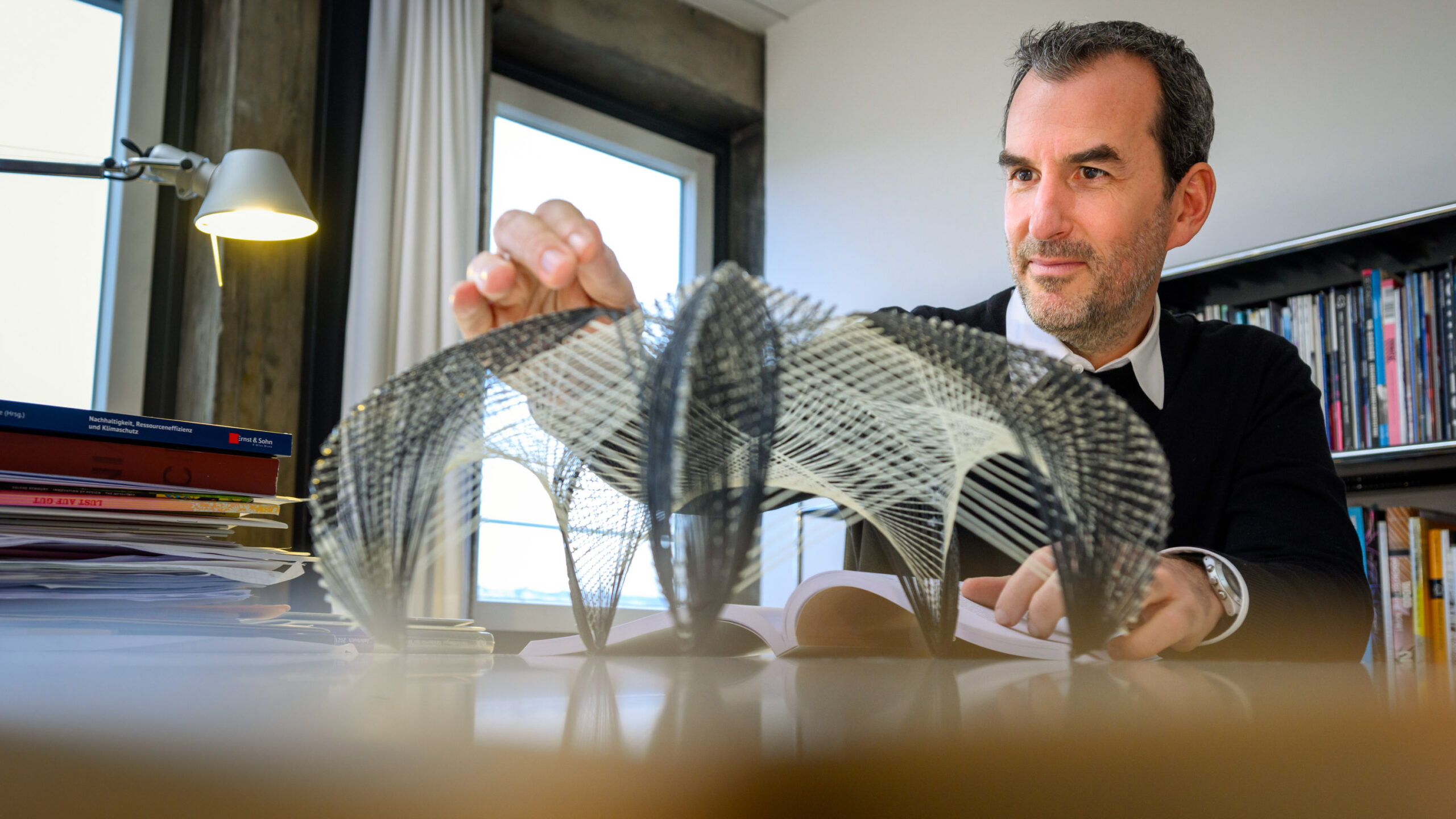 Conoce al arquitecto que crea estructuras de madera que se moldean solas