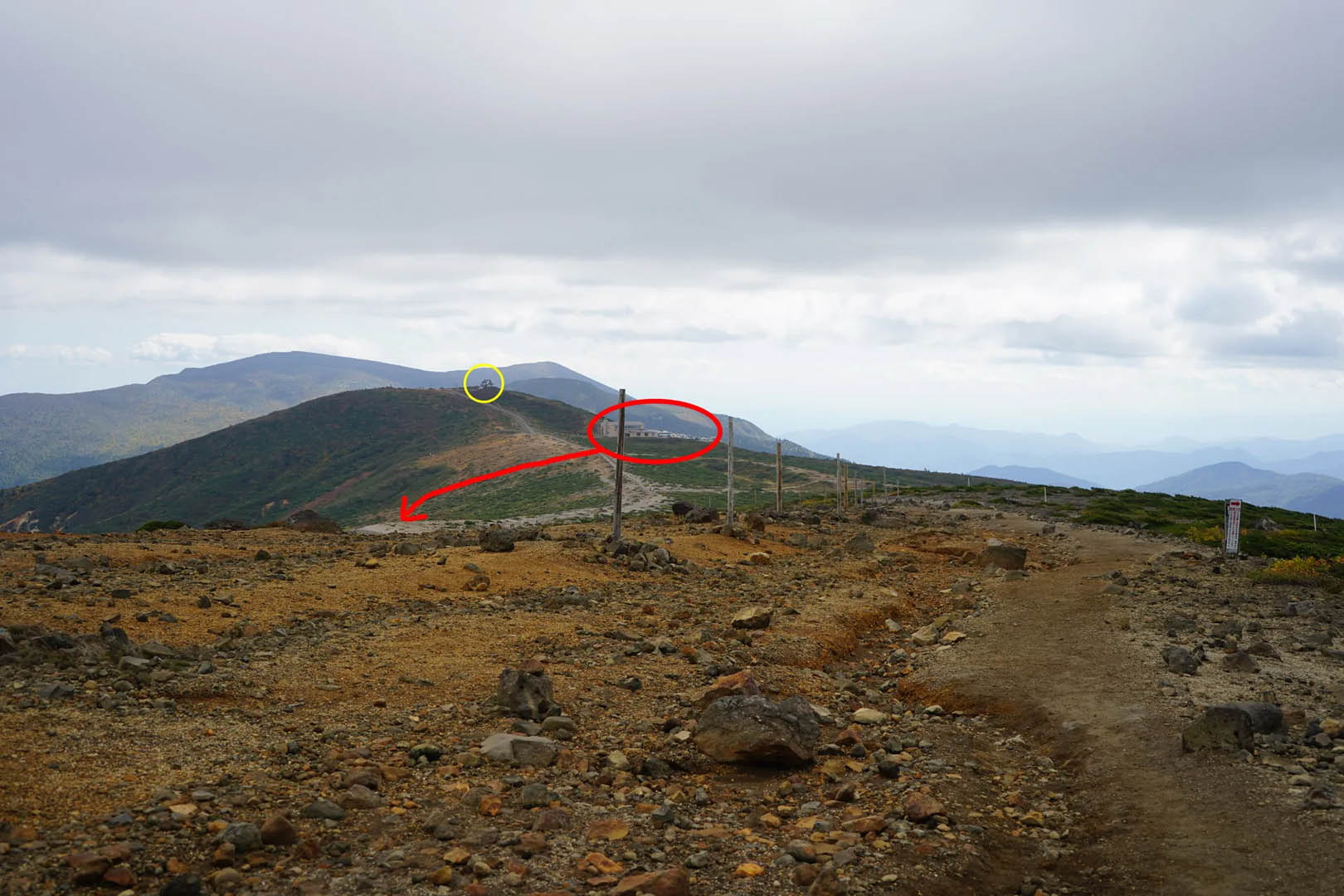 紅圈是蔵王刈田山頂駐車場跟遊客中心，延伸出來的線是御釜的觀景台，黃圈是刈田嶺神社