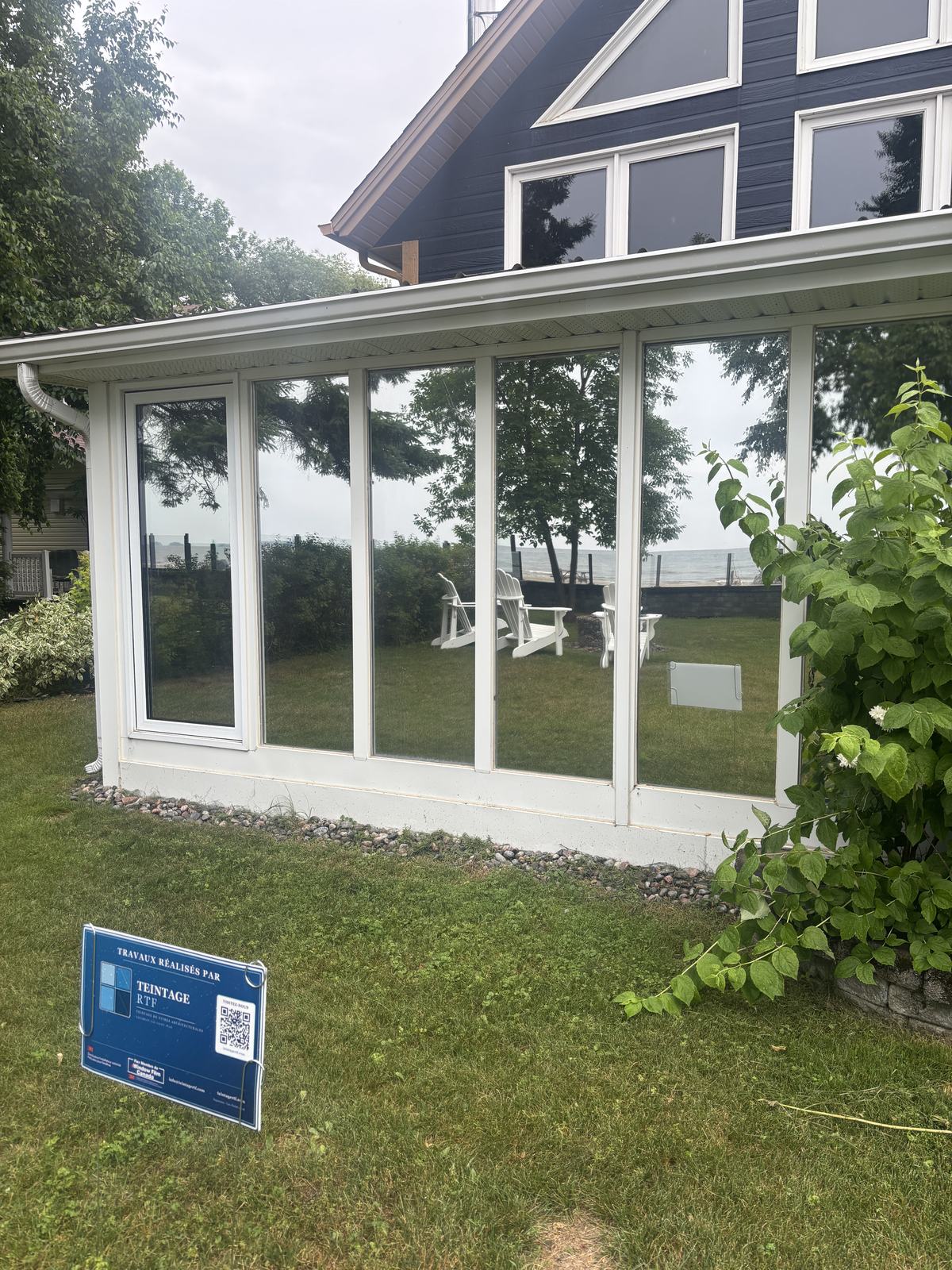 Teintage de fenêtres résidentiel en bord de lac, film solaire 3M — Saguenay–Lac-Saint-Jean