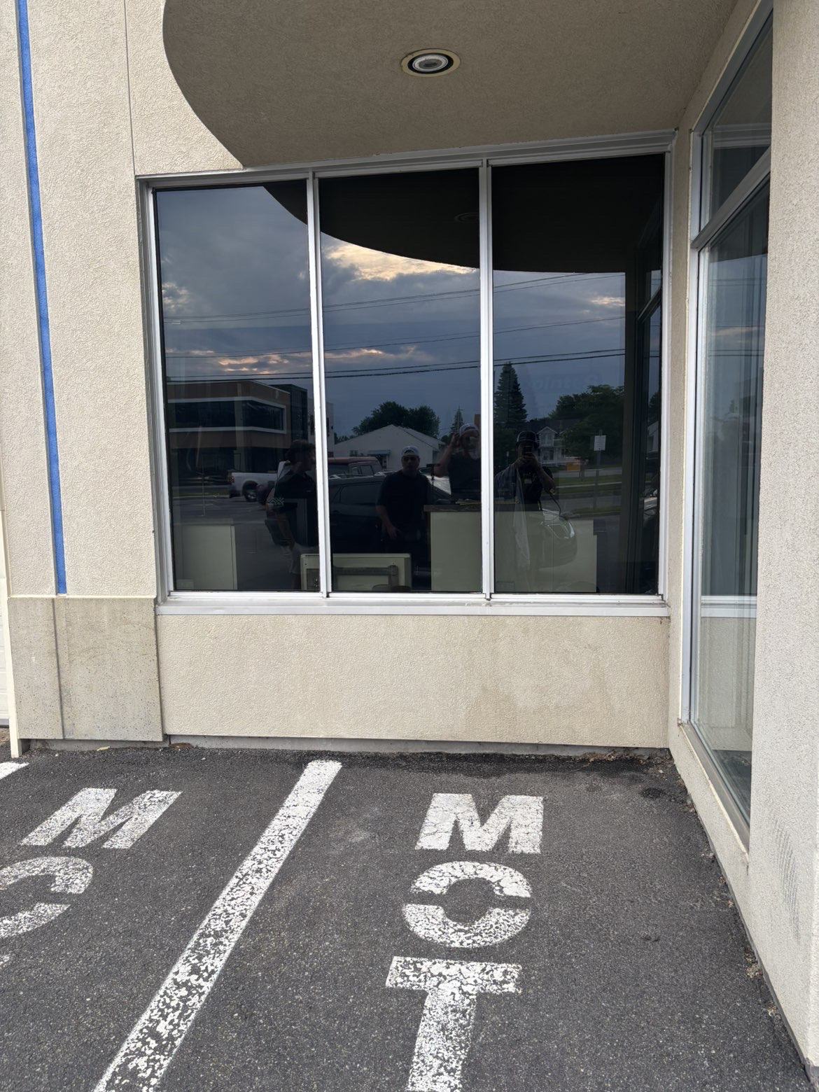 Teintage de vitrine commerciale, film solaire 3M — Saguenay–Lac-Saint-Jean