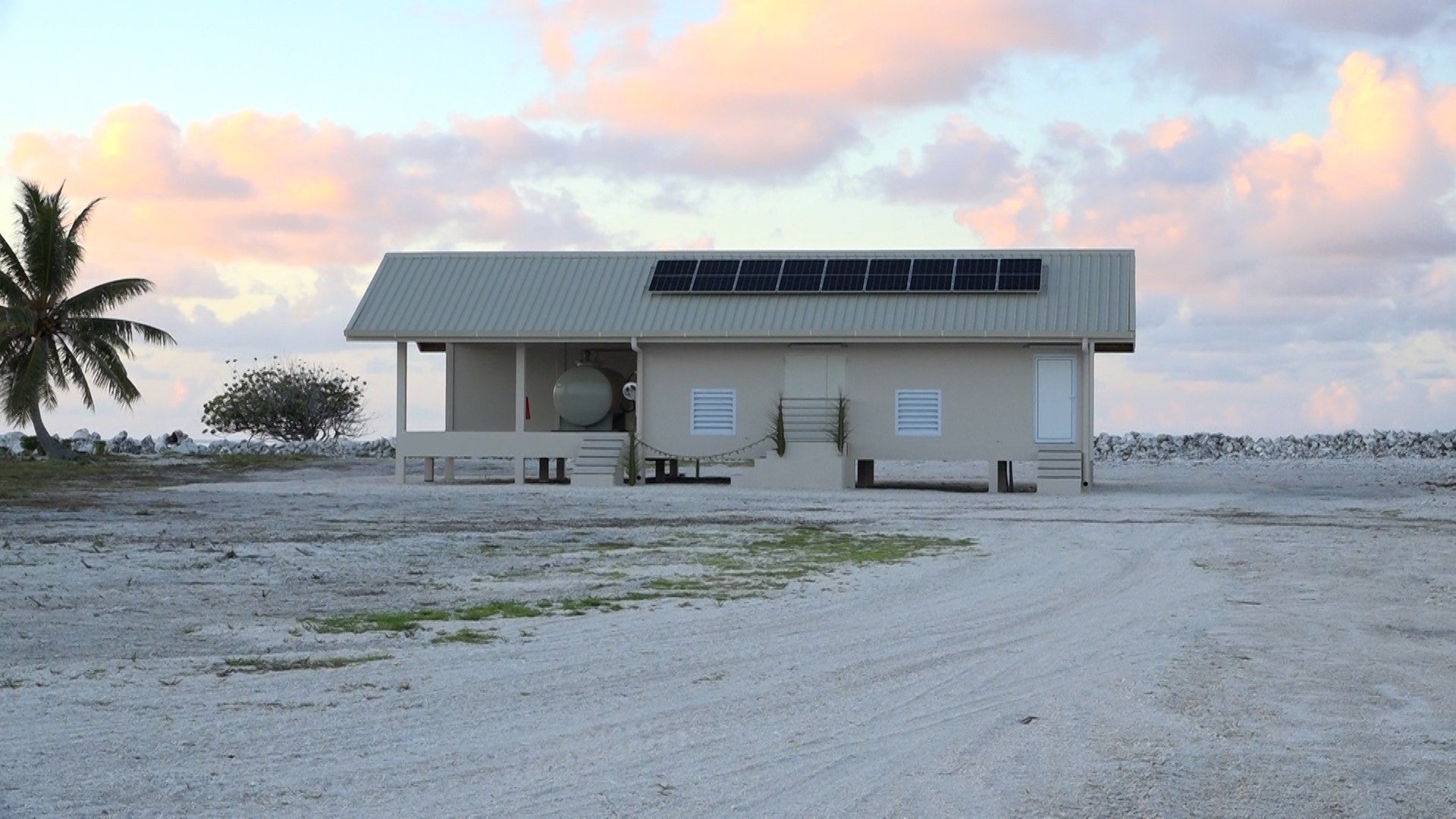 Raraka a enfin l’électricité, la vie des habitants apparaît sous un nouveau jour