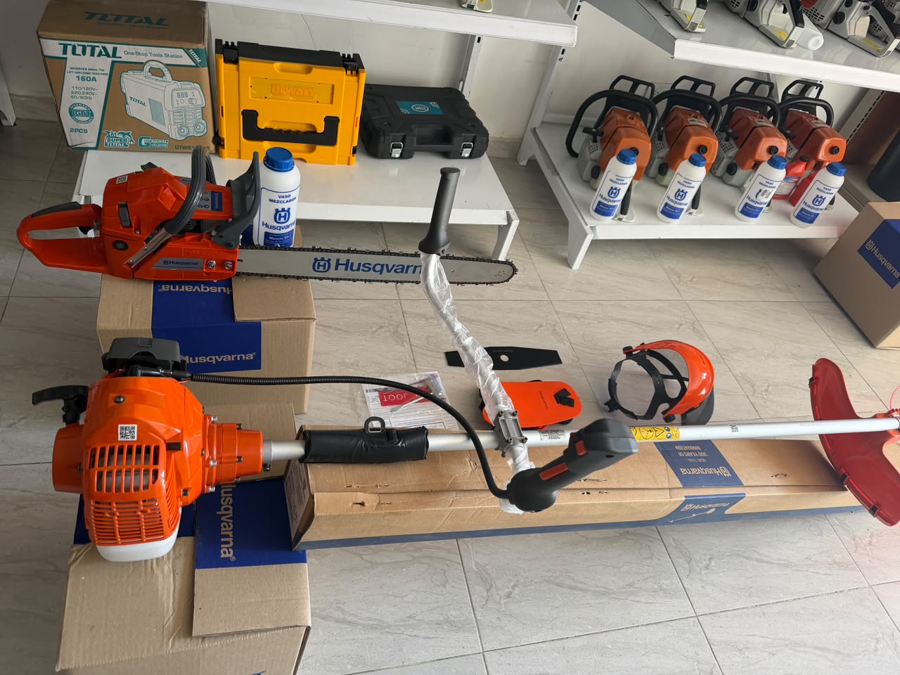 COMBO HUSQVARNA GUADAÑA 143RII y MOTOSIERRA 61XF