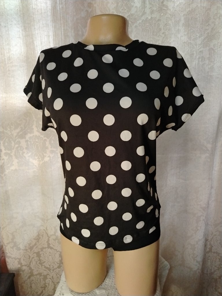 camiseta negra de círculos blancos