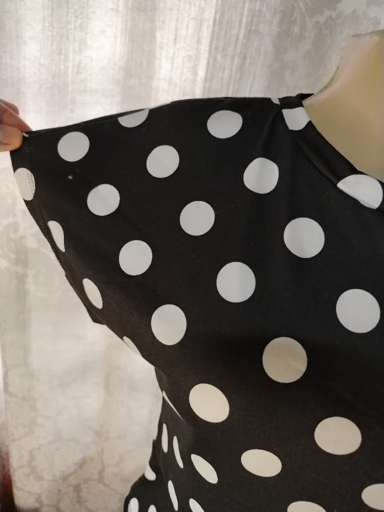 camiseta negra de círculos blancos - 3
