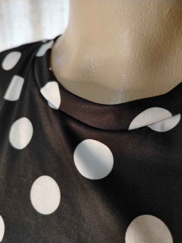 camiseta negra de círculos blancos - 4