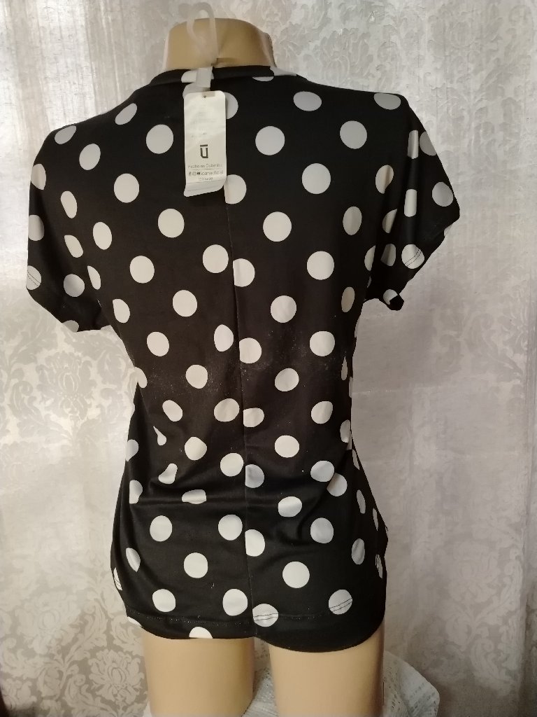 camiseta negra de círculos blancos - 5