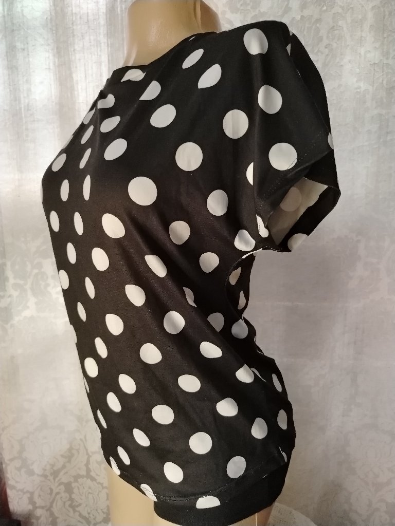 camiseta negra de círculos blancos - 6