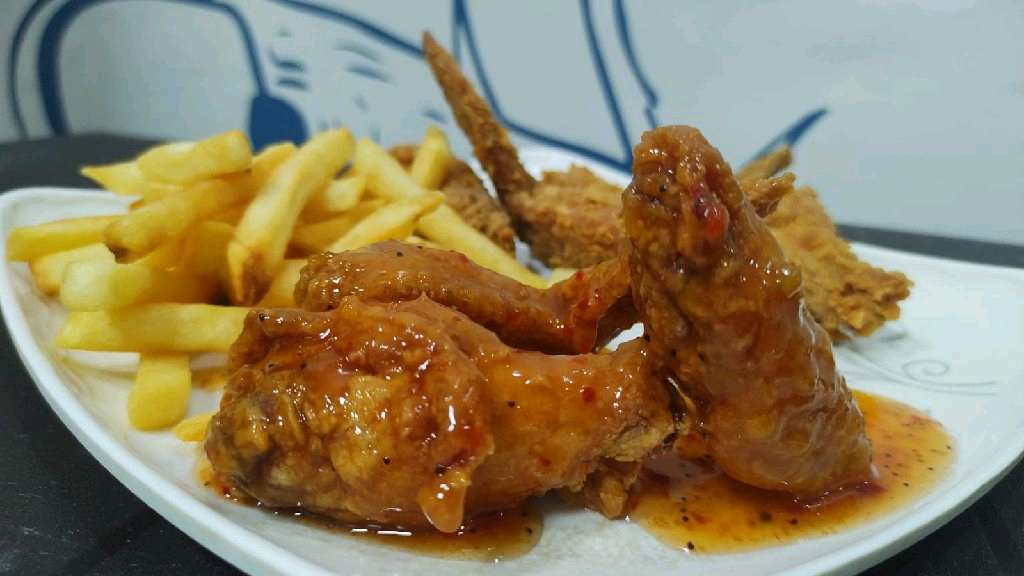 alitas en ssa agridulce o Bbq x 6 unidades y por cion de papas a la francesa