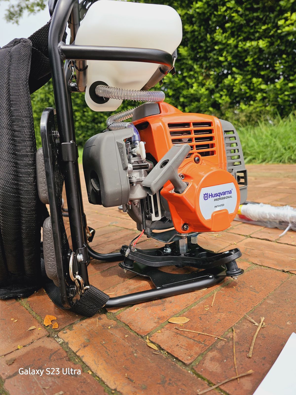Guadaña Husqvarna 541 de espalda