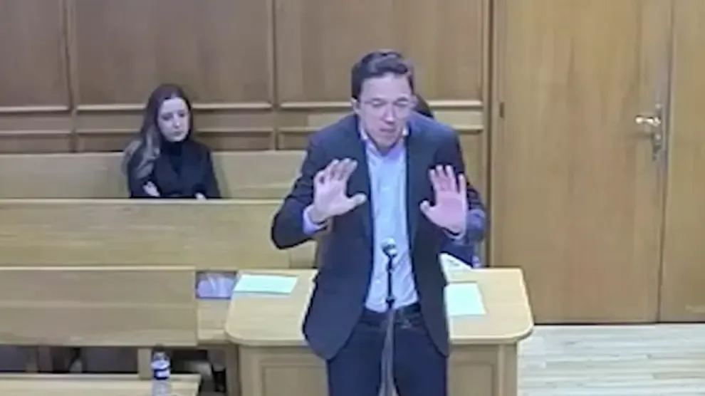 
         El vídeo de la declaración de Errejón ante el juez: "Fuimos al cuarto como dos personas que se escabullen para darse unos besos" 
    