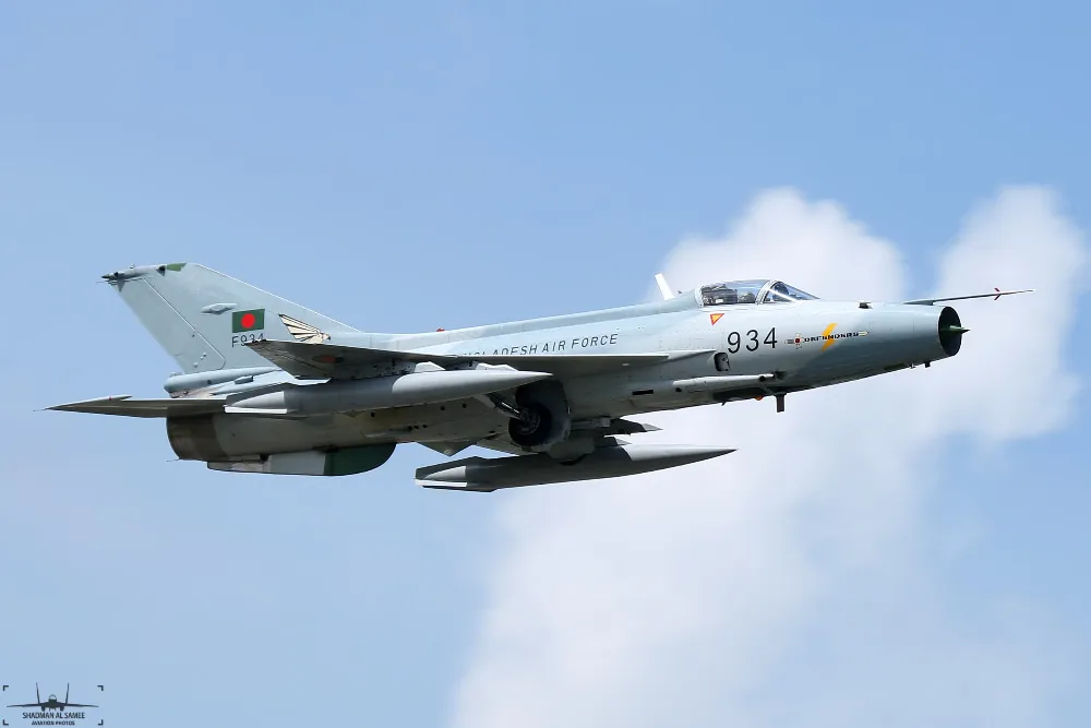 Al menos veinte muertos al estrellarse un caza de la fuerza aérea contra una escuela en Bangladesh