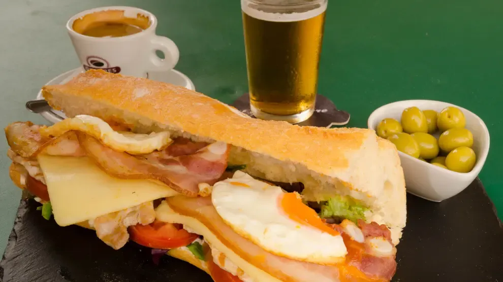 Cómo preparar el Chivito, uno de los bocadillos más populares de Valencia con origen uruguayo