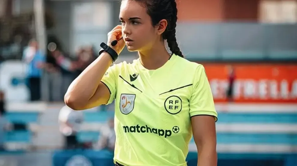 Carla García, árbitra e 'influencer': "Los jugadores miran mi nombre en el acta y me envían una solicitud"