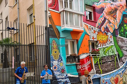 Poetas en Mayo 2023: "Poekale", música y poesía en los murales de Vitoria-Gasteiz