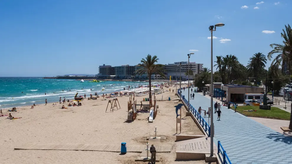 Críticas a seis jóvenes británicas por mostrar el antes y el después de su piel de vacaciones en Alicante