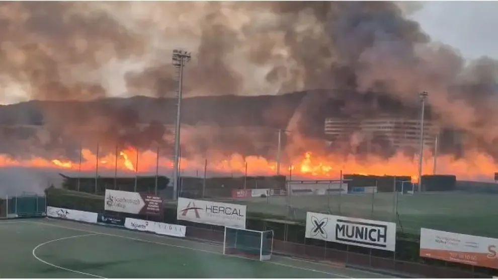 Un incendio amenaza el Club Egara y confina a sus usuarios: "Un tornado ha avivado las llamas"
