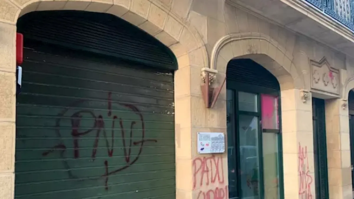 Nuevo ataque con pintadas en el batzoki de San Sebastián con las siglas del PNV dentro de una diana