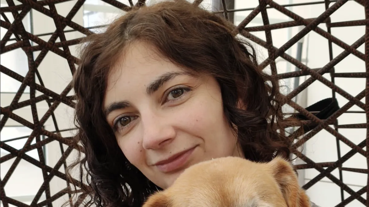 Ángela González, etóloga: "La ansiedad por separación no es excusa para abandonar a un perro, puede tratarse"