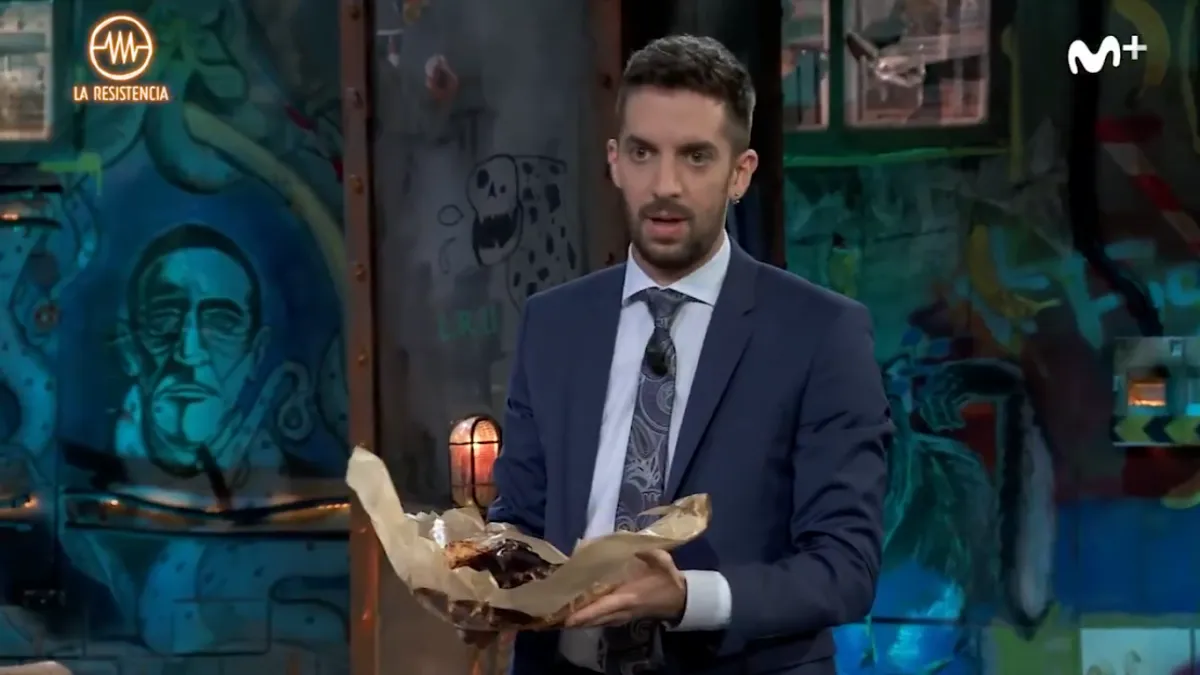 Broncano se salta las medidas de seguridad en 'La Resistencia' por una tarta: "Si la corto, el coronavirus rebrota"