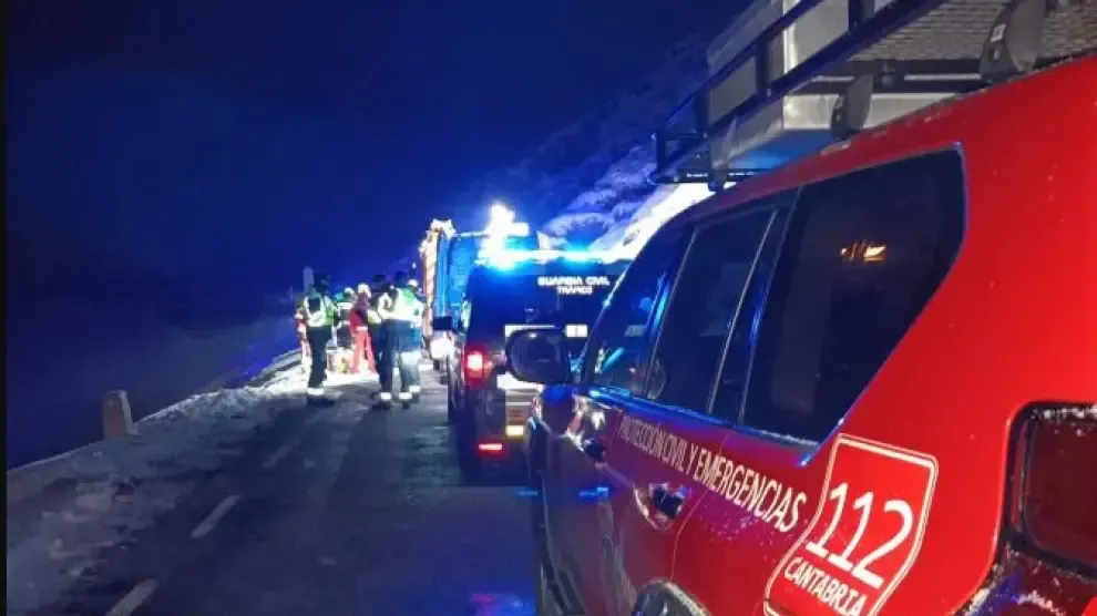 Qué se sabe del accidente con cuatro jóvenes muertos en Cantabria: una carretera vieja, sin quitamiedos y al borde un precipicio
