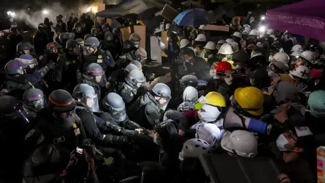 
         Decenas de manifestantes propalestinos detenidos tras irrumpir la policía en el campamento de la UCLA 
    