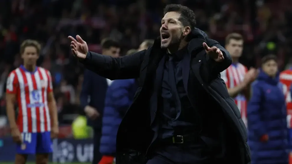 
         Simeone tensa la rueda de prensa por el penalti anulado: "¿Quién vio que Julián tocó dos veces la pelota? Que levante la mano" 
    