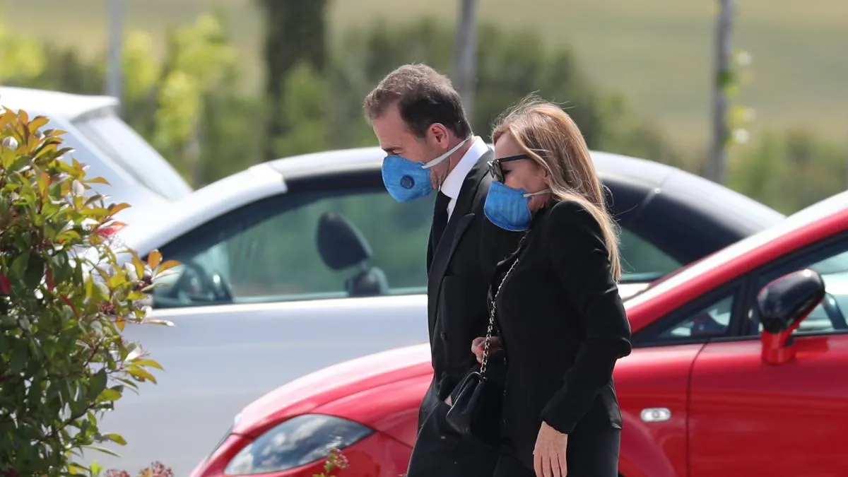 Ana Obregón y Alessandro Lequio despiden a su hijo Álex en un entierro íntimo en Madrid