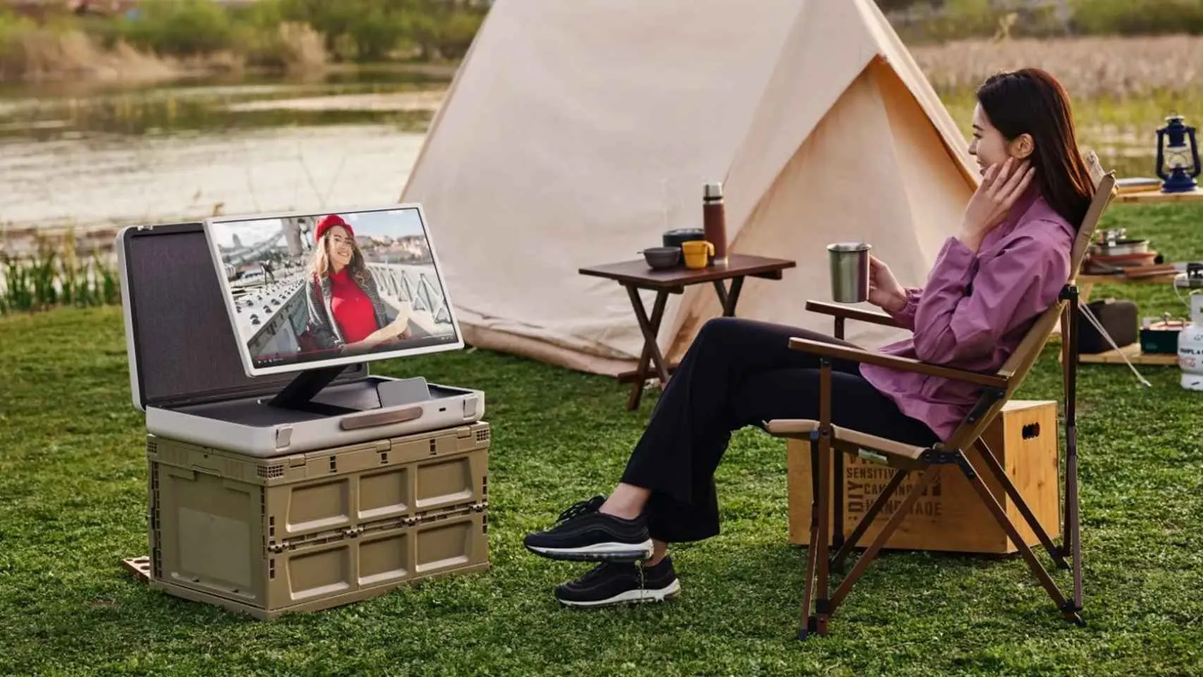 LG presenta un curioso televisor escondido en un maletín para que lo puedas llevar a todas partes