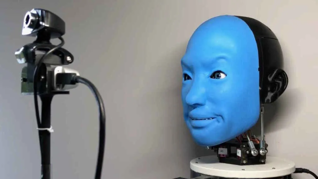 Este robot puede copiar expresiones faciales y manifestar emociones