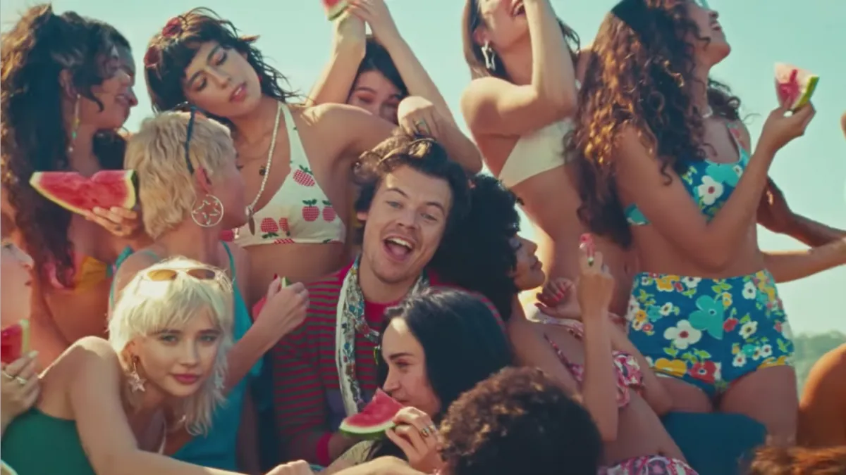 Modelos del videoclip de 'Watermelon Sugar' definen a Harry Styles como "el rey del consentimiento"