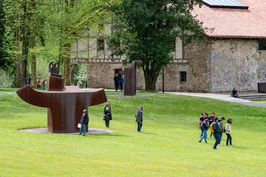 "Eduardo Chillida 100 urte" jardueren egitaraua: Ate irekiak museoan (doan)