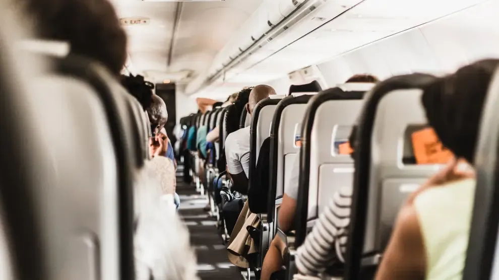 El motivo por el que siempre hace frío en los aviones, según un auxiliar: es por tu seguridad