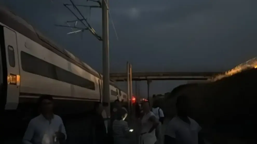 "Niños llorando, sin agua y con ola de calor": hasta 300 pasajeros atrapados una noche en medio de la nada