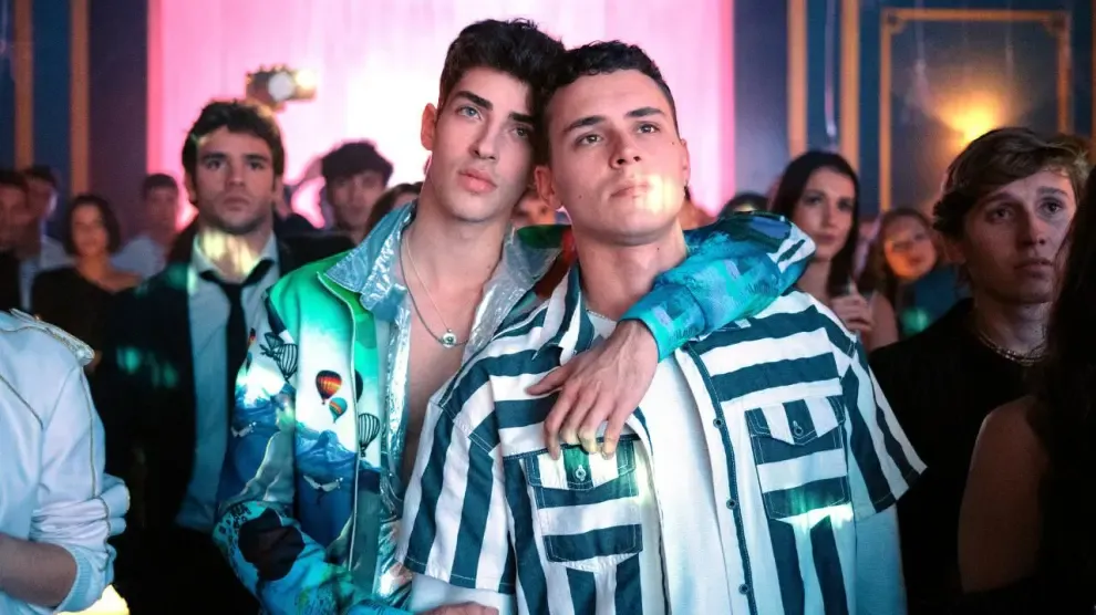 Manu Ríos y Aron Piper comparten un vídeo fumando juntos en una playa de Tenerife