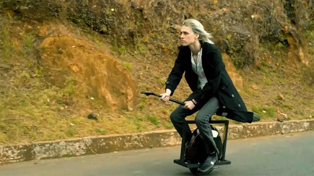 Esta "escoba voladora" en realidad es un uniciclo eléctrico, pero da el pego