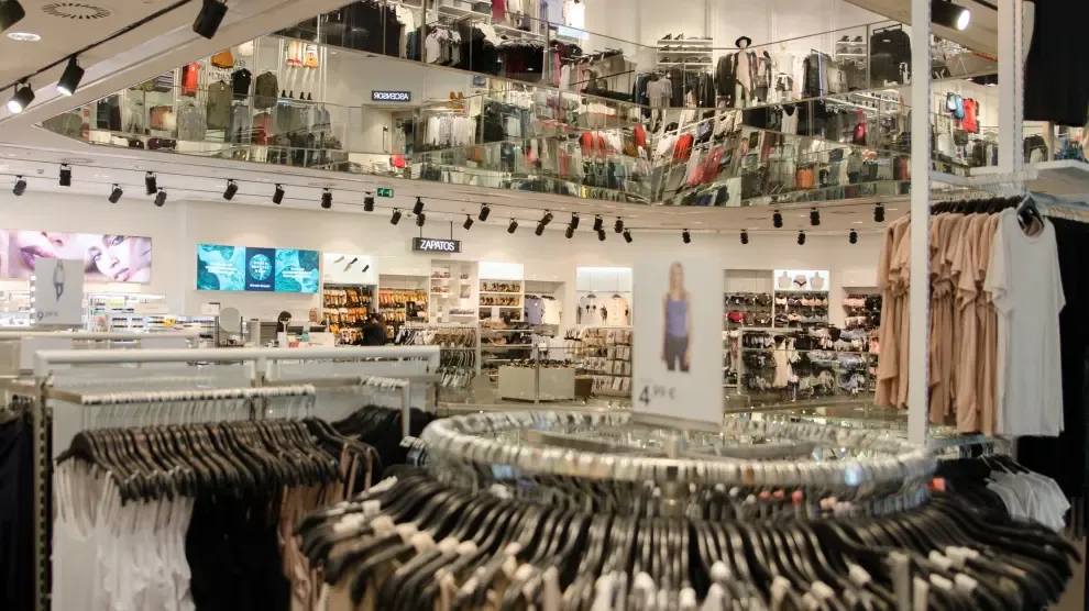 La marca de ropa que llegó a España para tumbar a Zara y está cerrando cada vez más tiendas