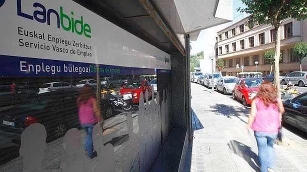 UGTk soldatak hobetzeko eskatu du, enpleguak jada ez duelako bermatzen bizi proiektu duinak eraiki ahal izatea