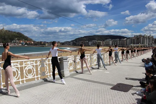 Mes de la Danza 2022 en Donostia: Barandilla de la Concha
