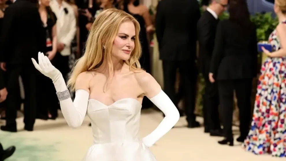 
         Nicole Kidman lleva el escote que más veremos este año (y no es por el pecho) 
    