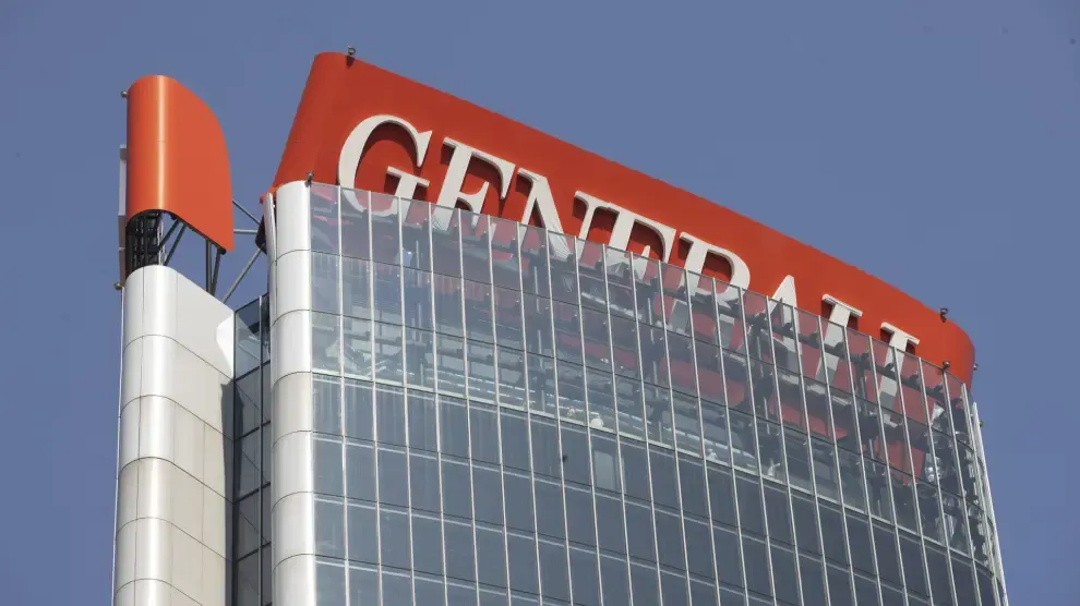 El derrumbe de un cartel en un rascacielos obliga a acordonar Milán: estas son las principales hipótesis