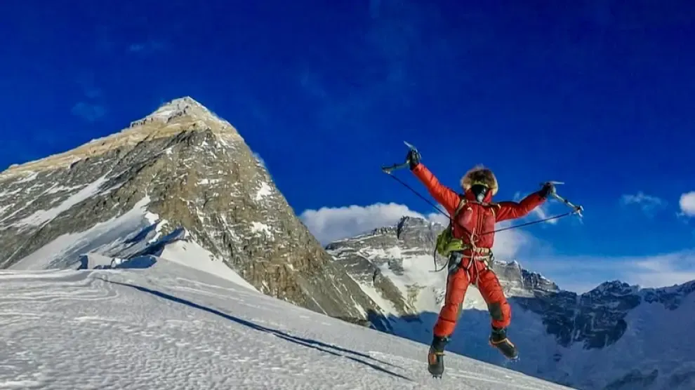 
         El seísmo entre el Tíbet y Nepal sorprende al alpinista Kobusch en pleno ascenso: iba en solitario, sin sherpas ni oxígeno extra 
    