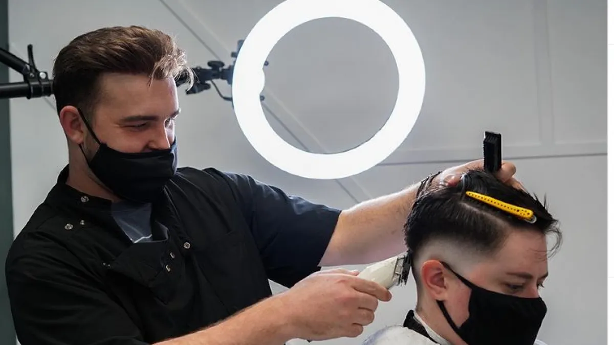 De la calvicie al pelazo: la peluquería que acaba con la alopecia gracias al pegamento y los peluquines